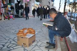 Simit satan küçük çocuğun kitap okuma aşkı