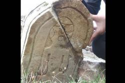 Defineciler tarihi mezar taşlarını tahrip ediliyor