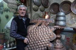 Suriyeli baba-oğul bakırcılık mesleğini Antep’te sürdürüyor video