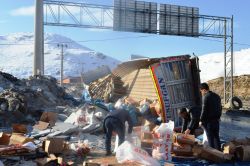 Bitlis-Diyarbakır karayolunda mermer ve bakliyat yüklü TIR devrildi video