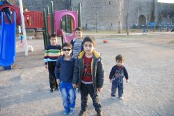 Çatışmaların sürdüğü Sur’da çocuklar parklarda oynuyor