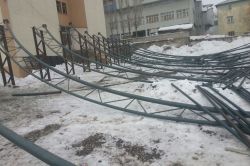 Ağrı Cumhuriyet Anadolu Lisesi bahçesindeki halı sahanın inşaatı çöktü: 3 yaralı