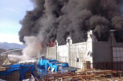 Kahramanmaraş’ın Onikişubat ilçesinde izolasyon fabrikasında yangın