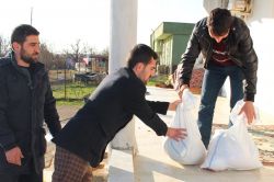 Batman Umut-Der, Silopi'deki muhtaçlara gıda yardımı yapıldı