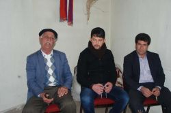 Yanık sesleriyle Kürt tarihini aktarıyorlar video