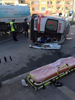 Mersin’de hasta taşıyan ambulans kaza yaptı