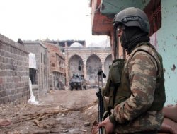 Sur’da çöken binada 3 asker hayatını kaybetti