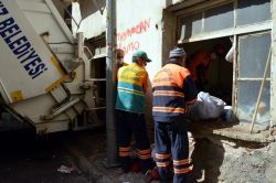 Evden iki kamyon çöp çıktı