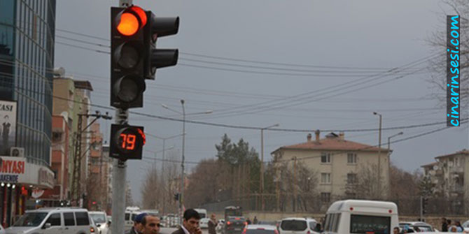 Batman SSK Caddesi kavşağında uzun süre yanan kırmızı trafik ışığına tepki