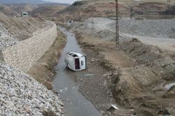 Batman’ın Kozluk ilçesinde transit 10 metre yükseklikten dereye uçtu