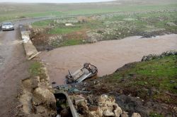 Çınar'da otomobil dereye uçtu: 5 yaralı video-foto