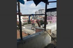 Boya yapan işçi elektrik akımına kapıldı