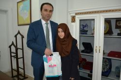 Kitap okuma yarışmasında dereceye giren öğrenciler ödüllendirdi