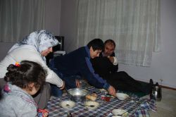 Çatışmalardan kaçan aile yardım eli bekliyor video