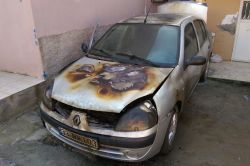 Tarsus’ta bir araca kundaklandı foto