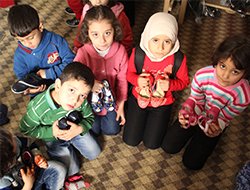 Şanlıurfa'da 900 Suriyeli yetime, ayakkabı ve oyuncak hediye edildi foto