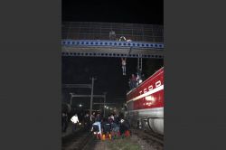 Mersin'de üstgeçitte asılı kalan genç yere düştü foto