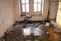 Bitlis merkez Gazibey mahallesindeki metruk ev mahalleliyi tedirgin ediyor