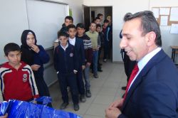 Bingöl’ün Karlıova ilçesinde maddi durumu iyi olmayan öğrencilere giyim yardımı video