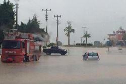 Mersin'de şiddetli yağıştan dolayı araçlar suya gömüldü foto