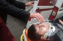 Minibüsün çarptığı genç hastaneye kaldırıldı