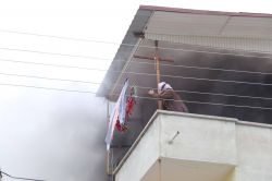 Evde çıkan yangında mahsur kalan yaşlı kadın kurtarıldı