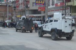 Nereden geldiği belli olmayan kurşun genç kızı yaraladı