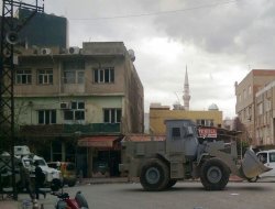 Barikatları kaldırmaya giden iş makinesine saldırı