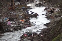 30 yıldır atık deresiyle iç içe yaşıyorlar video foto