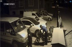 Şanlıurfa’nın Siverek ilçesinde motosiklet hırsızlığı güvenlik kamerasına yansıdı video foto