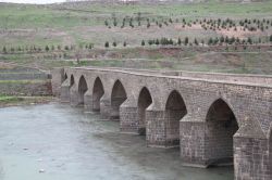 Yaşanan çatışmalardan dolayı Diyarbakır On Gözlü Köprü’ye artık hiç ziyaretçi gelmiyor video foto