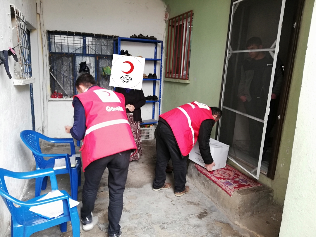 Kızılay'dan Çınar'da yetim ve engellilere yardım