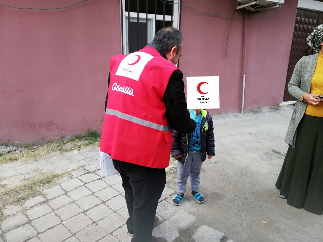 Kızılay'dan Çınar'da yetim ve engellilere yardım