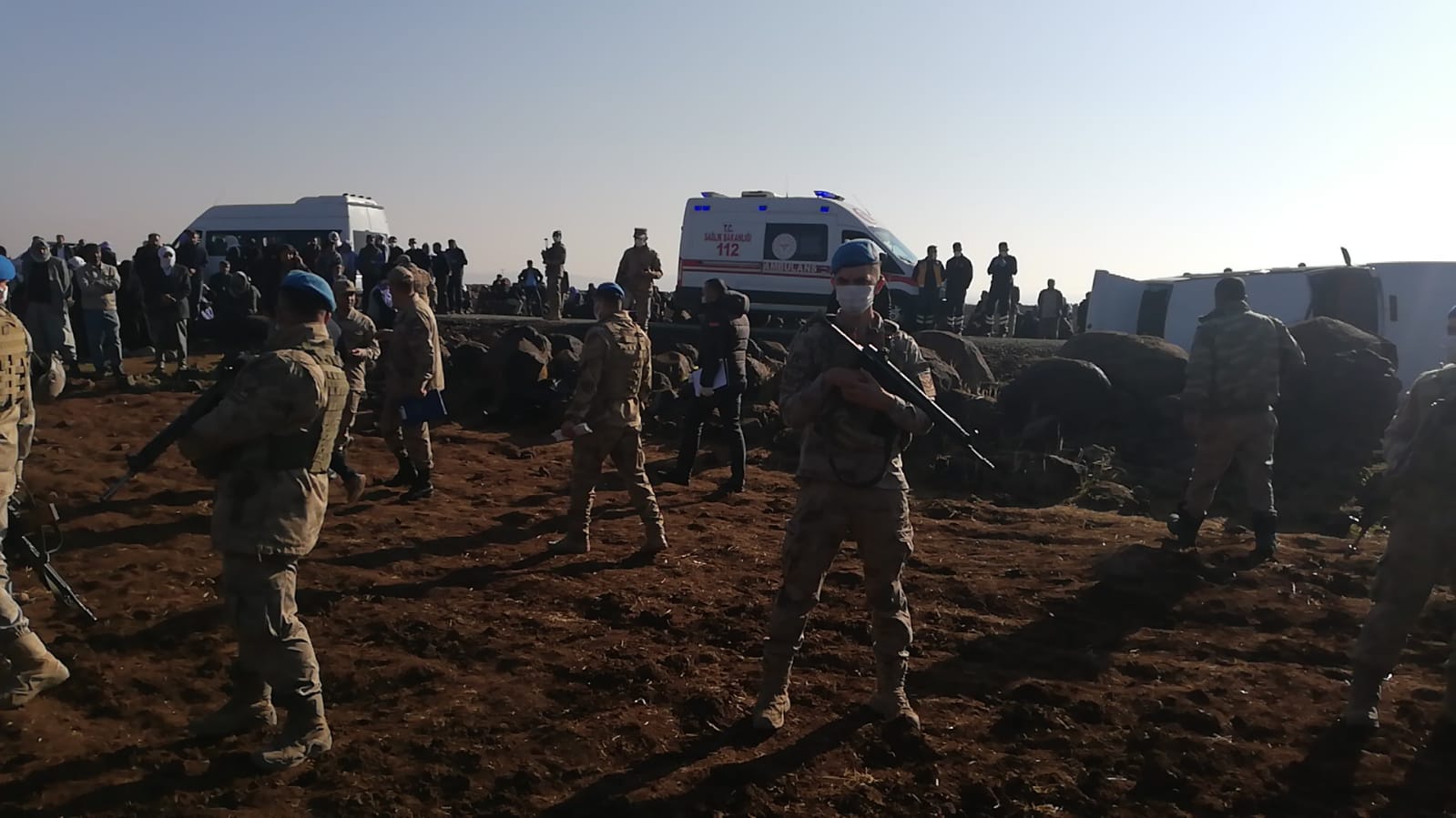 Diyarbakır Çınar Bulutçeker'de otomobil kaza yaptı 1 ölü, biri bebek 5 yaralı