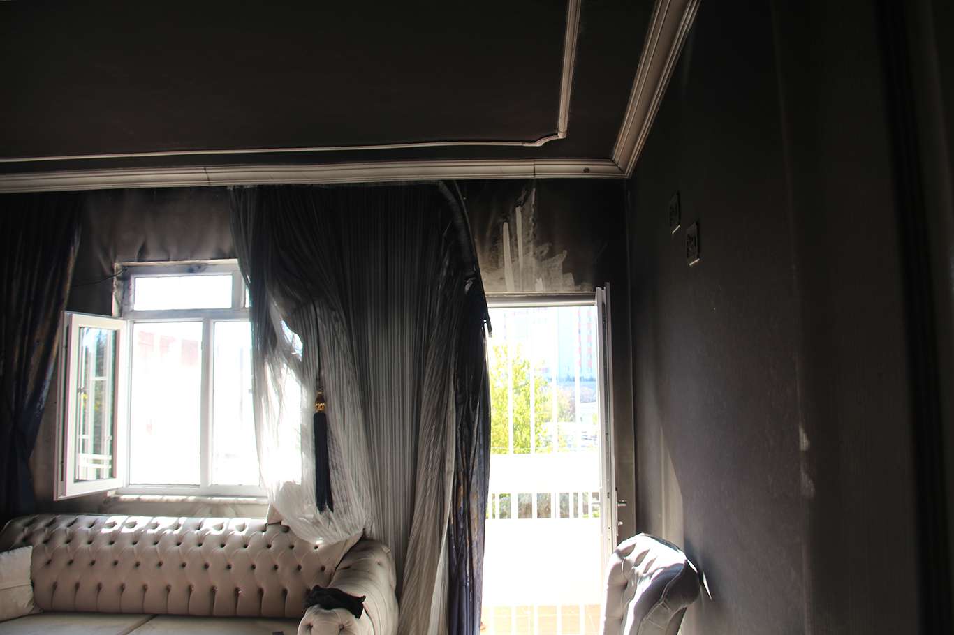 Diyarbakır Yolaltı Şılbe Mahallesinde evleri yanan çift yetkililerden yardım bekliyor