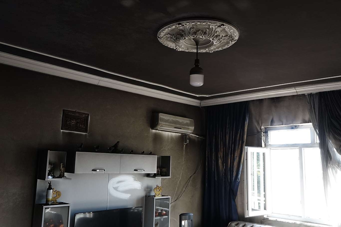 Diyarbakır Yolaltı Şılbe Mahallesinde evleri yanan çift yetkililerden yardım bekliyor