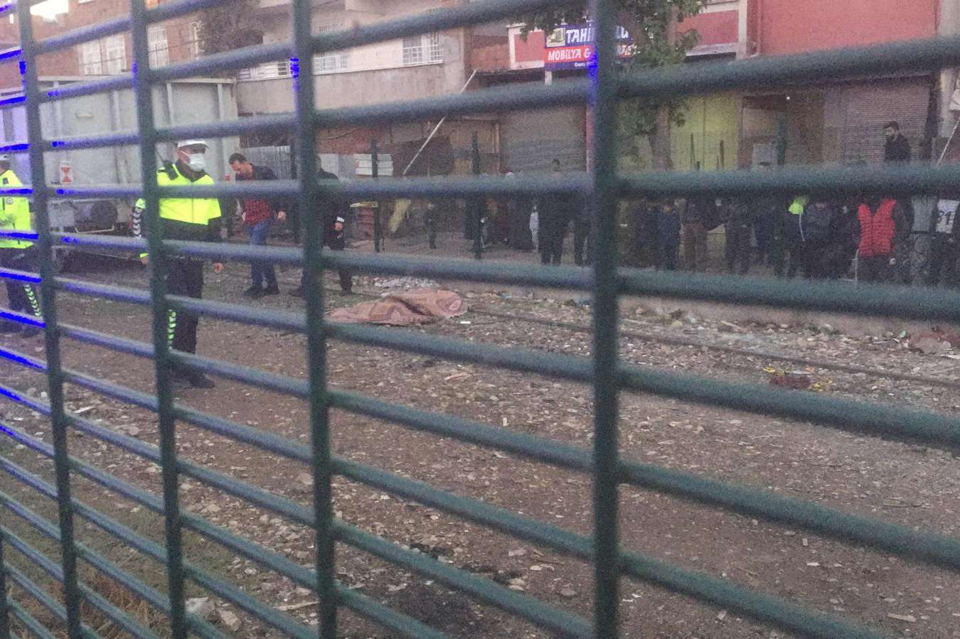 Diyarbakır Huzurevleri Mahallesinde trenin çarptığı genç hayatını kaybetti