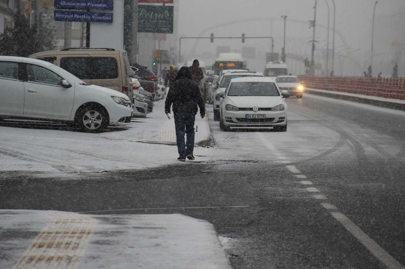 diyarbakir-da-beklenen-kar-yagisi-basladi1642509493.jpg