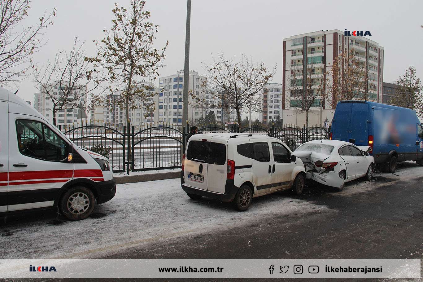 diyarbakir-da-zincirleme-trafik-kazasinda-2-kisi-yaralandi1642513186.jpg