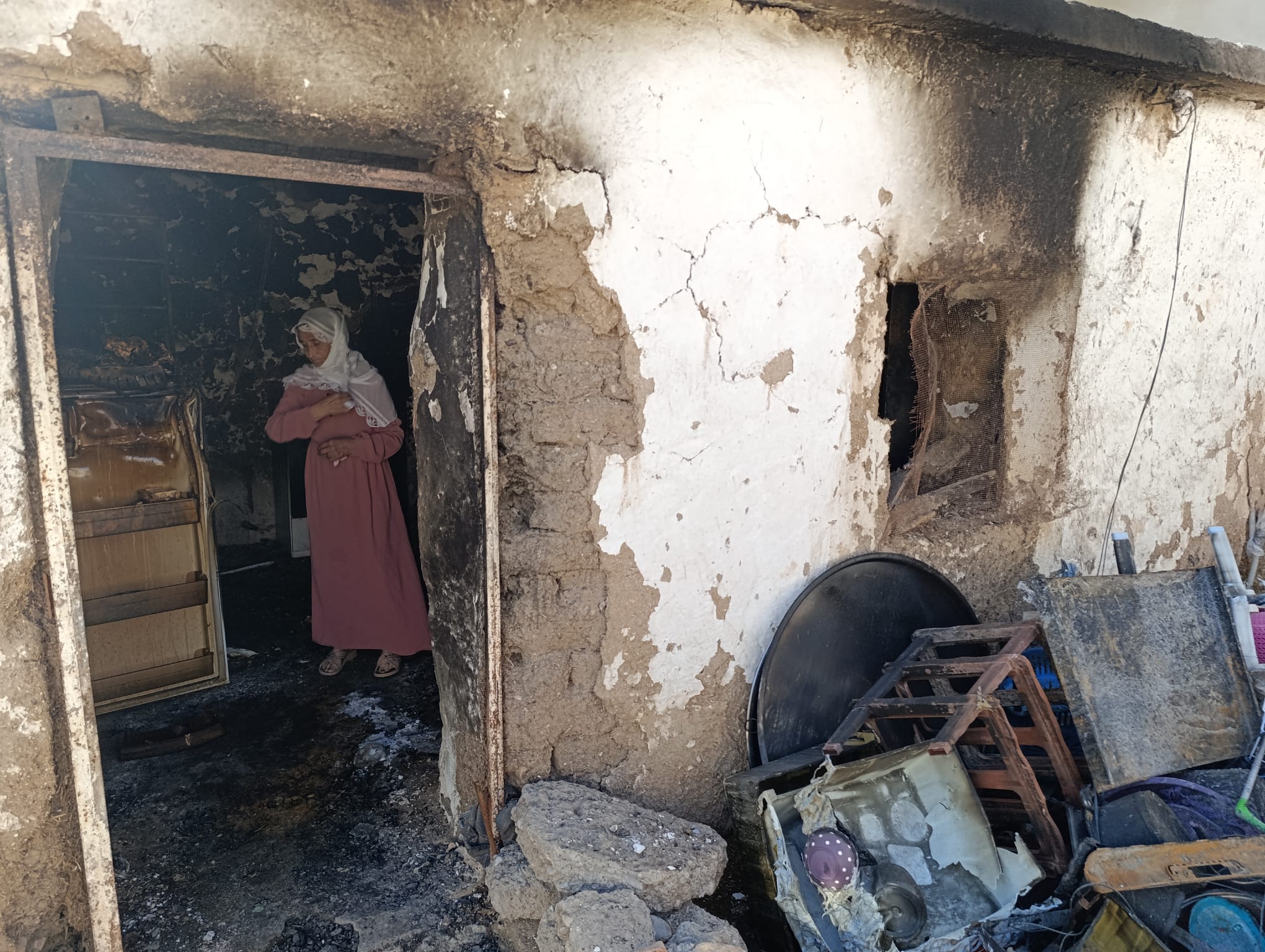 HÜDA PAR Çınar İlçe Başkanı Çınar'da evi yanan aileyi ziyaret etti