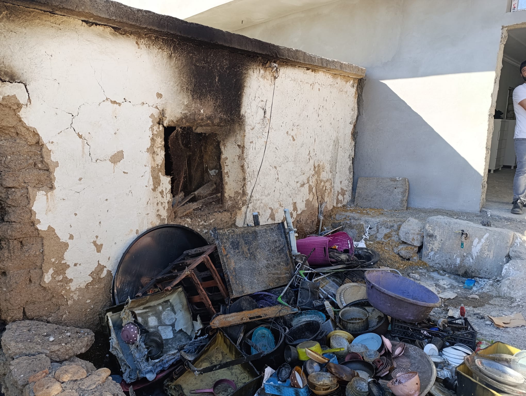 HÜDA PAR Çınar İlçe Başkanı Çınar'da evi yanan aileyi ziyaret etti