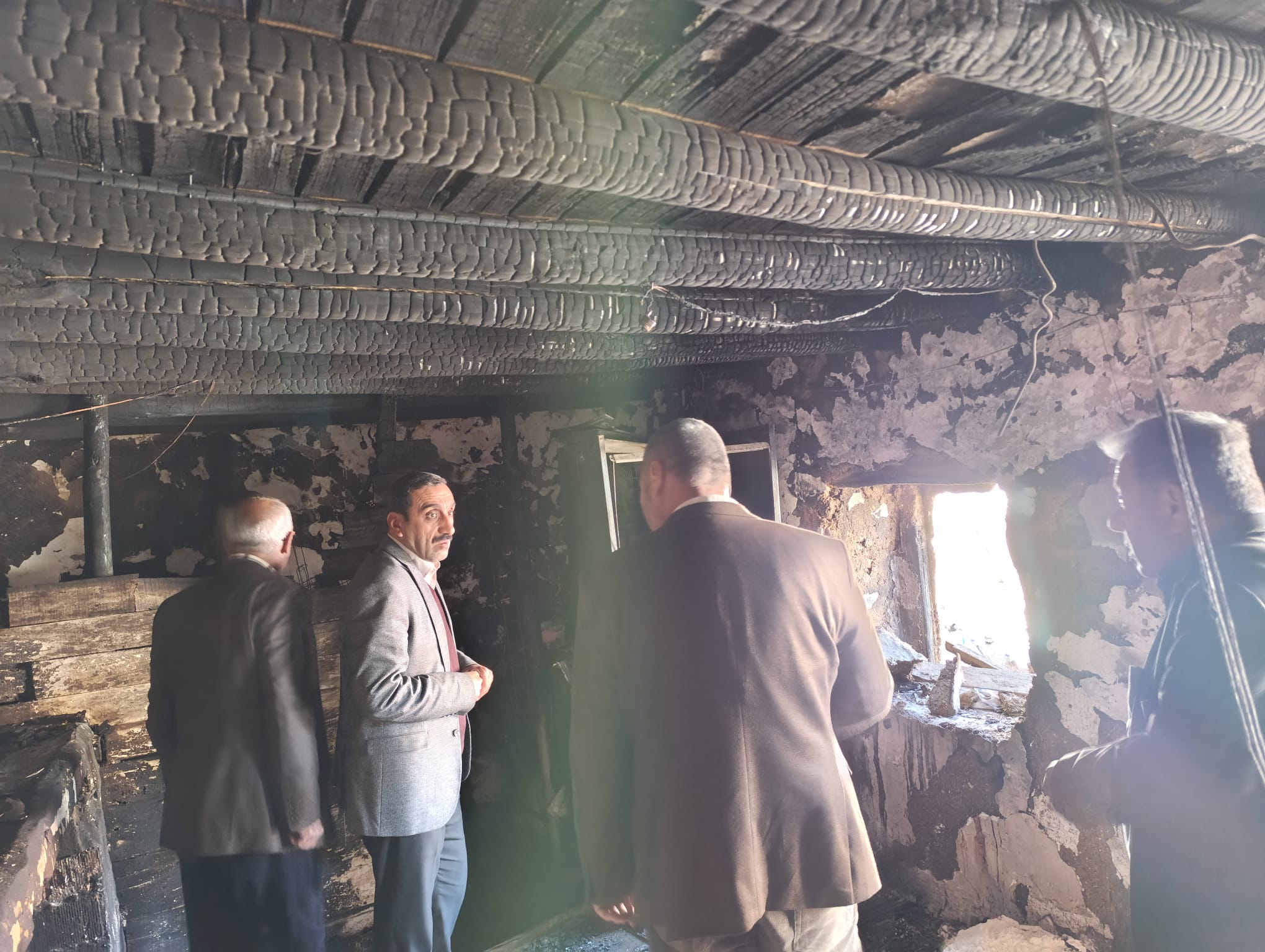 HÜDA PAR Çınar İlçe Başkanı Çınar'da evi yanan aileyi ziyaret etti