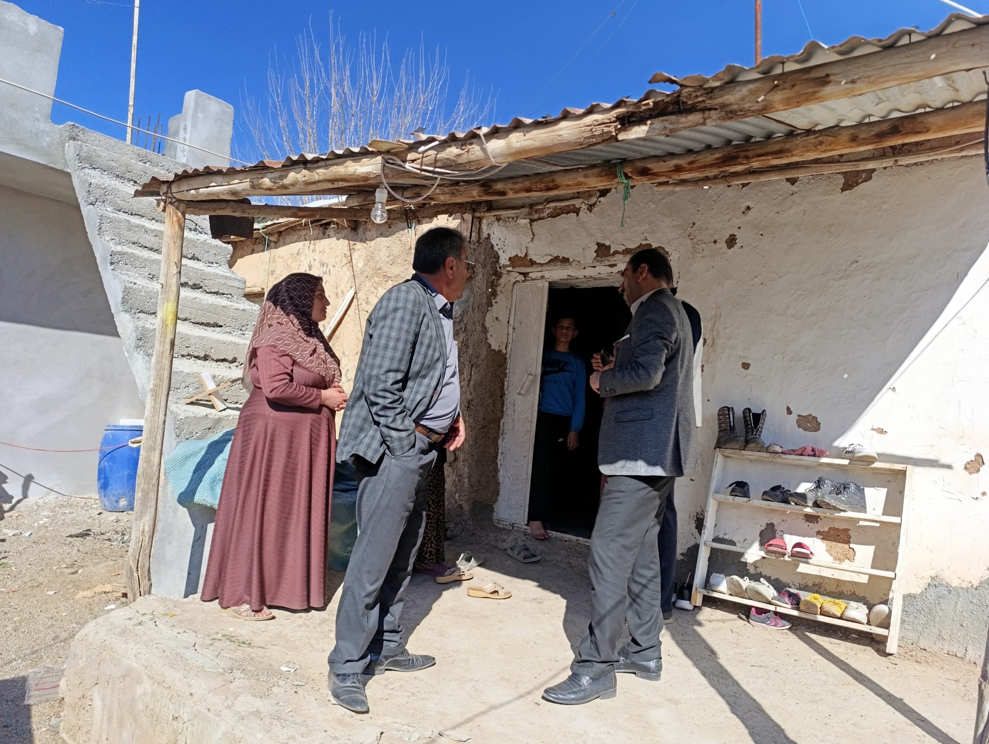 HÜDA PAR Çınar İlçe Başkanı Çınar'da evi yanan aileyi ziyaret etti