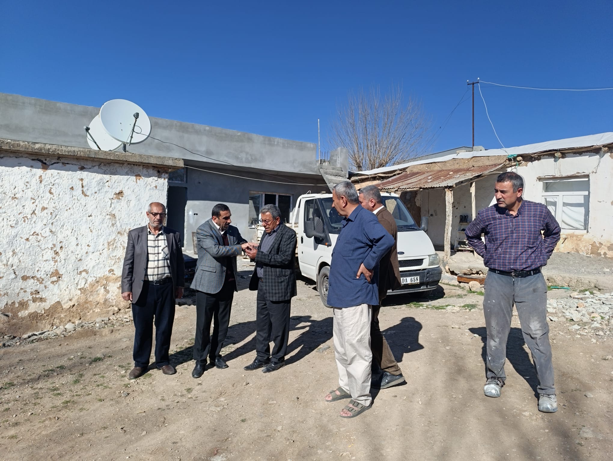 HÜDA PAR Çınar İlçe Başkanı Çınar'da evi yanan aileyi ziyaret etti
