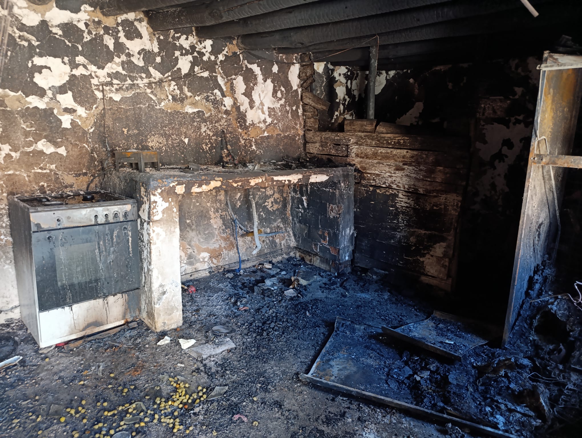 HÜDA PAR Çınar İlçe Başkanı Çınar'da evi yanan aileyi ziyaret etti