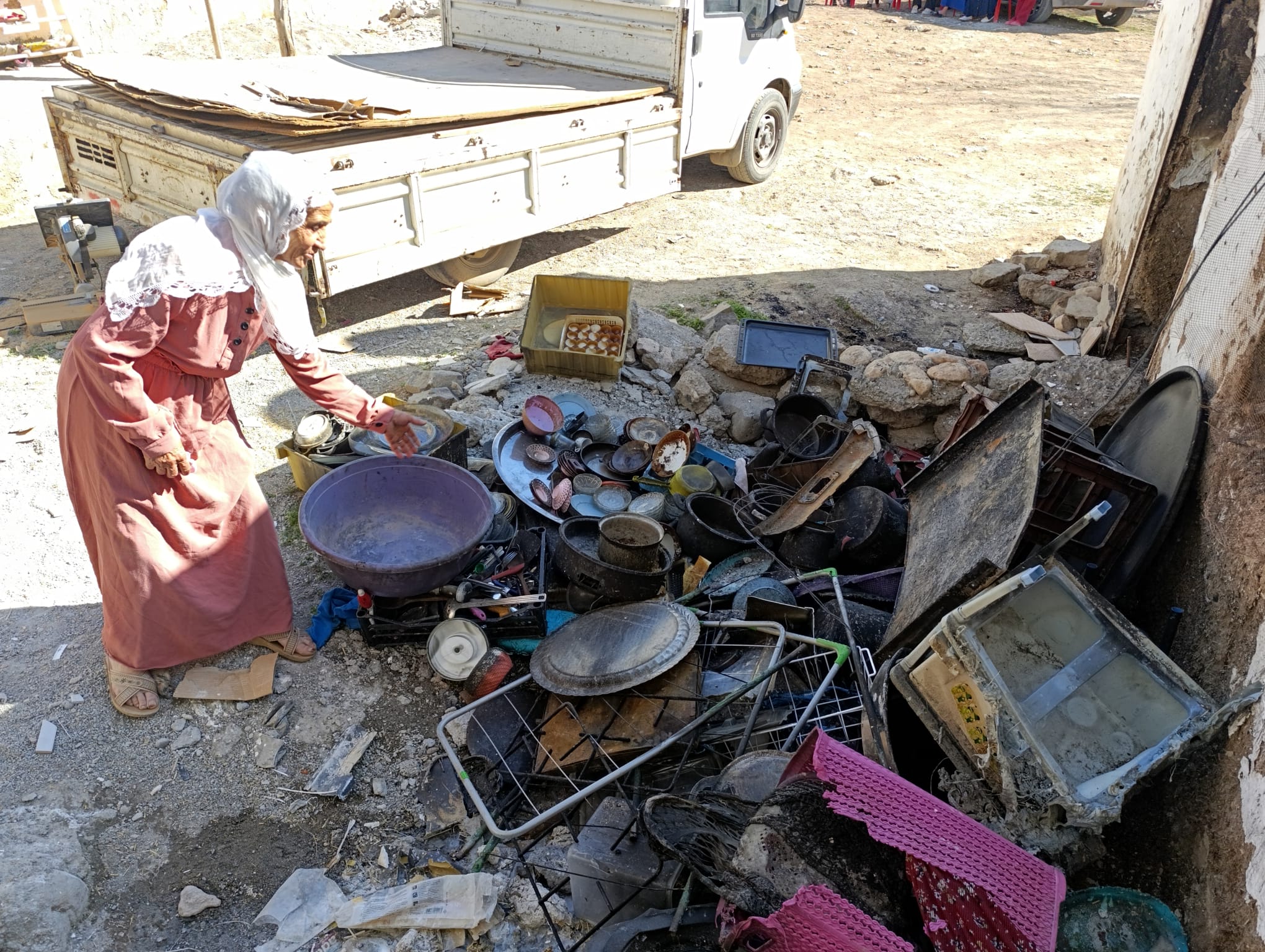 HÜDA PAR Çınar İlçe Başkanı Çınar'da evi yanan aileyi ziyaret etti