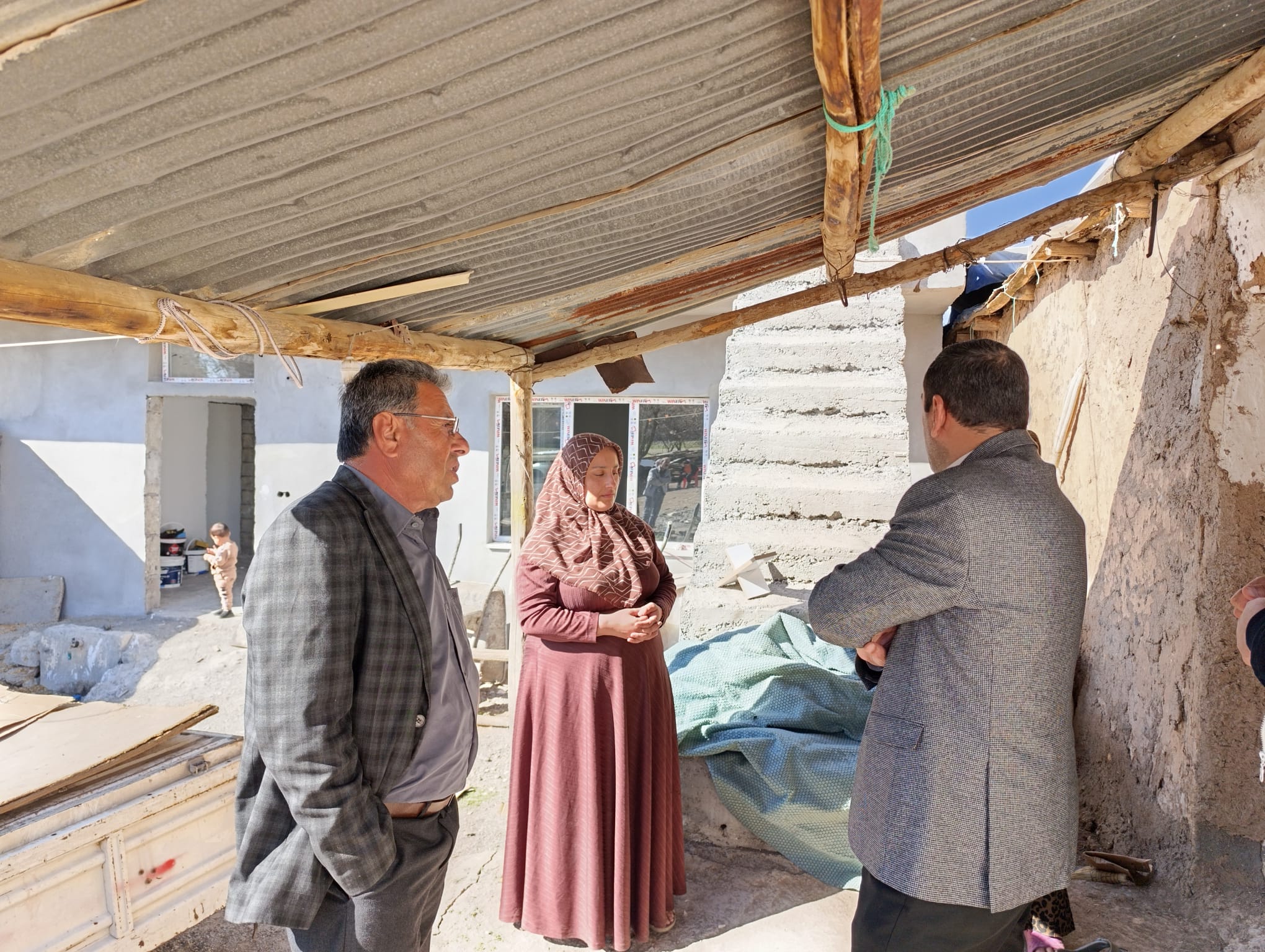 HÜDA PAR Çınar İlçe Başkanı Çınar'da evi yanan aileyi ziyaret etti