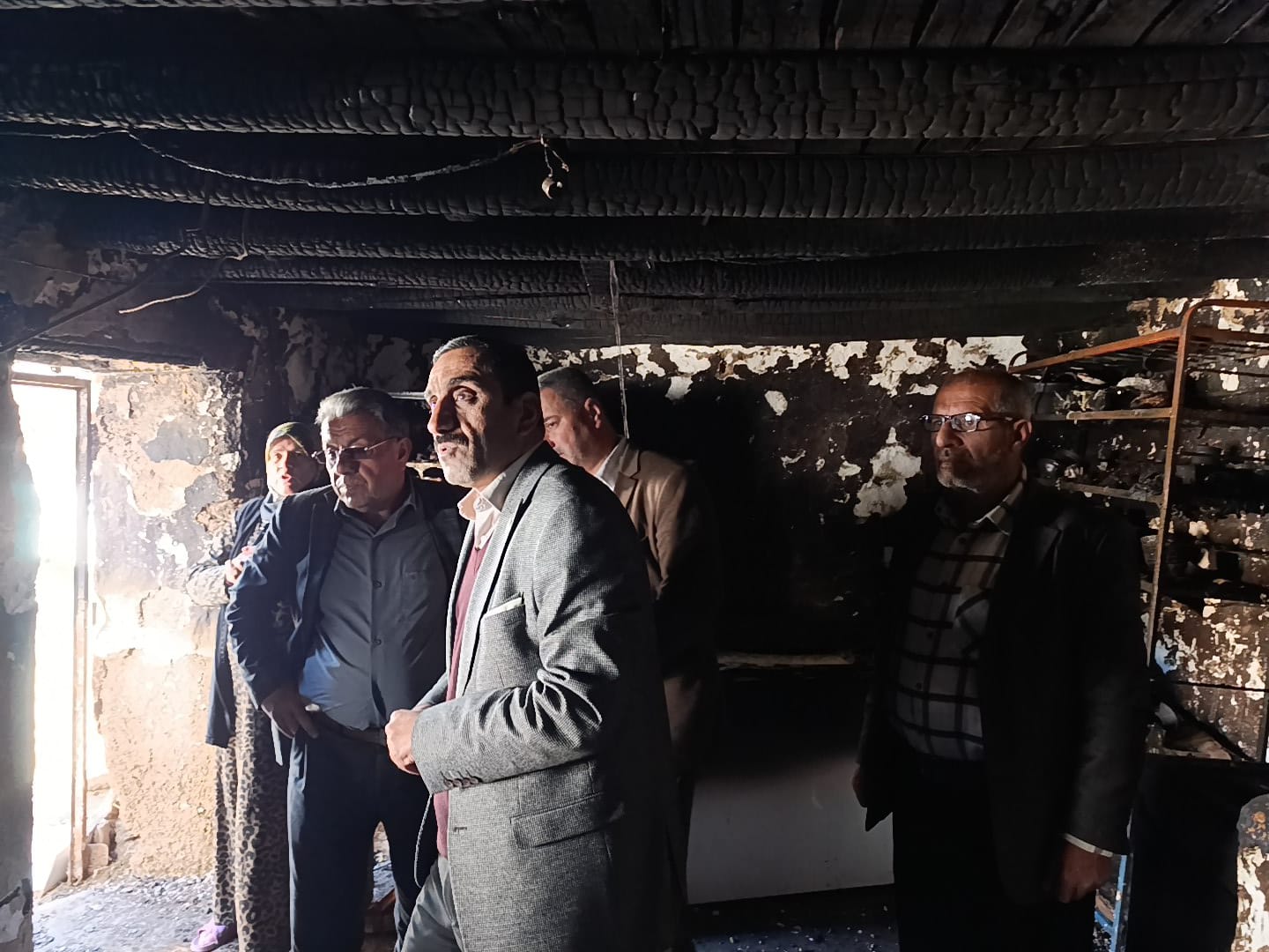 Umut Kervanı Çınar'dan evi yanan aileye yardım
