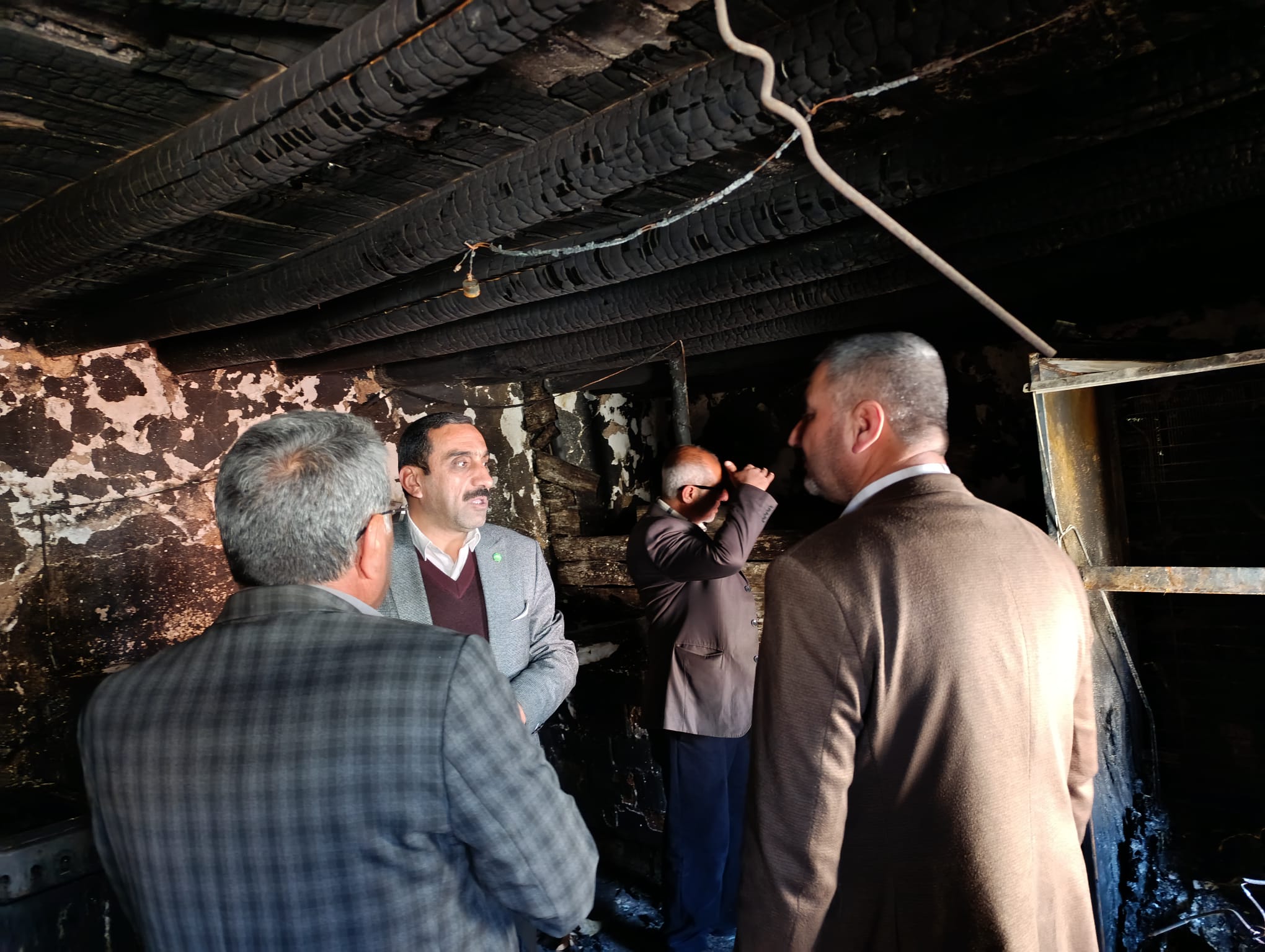 Umut Kervanı Çınar'dan evi yanan aileye yardım