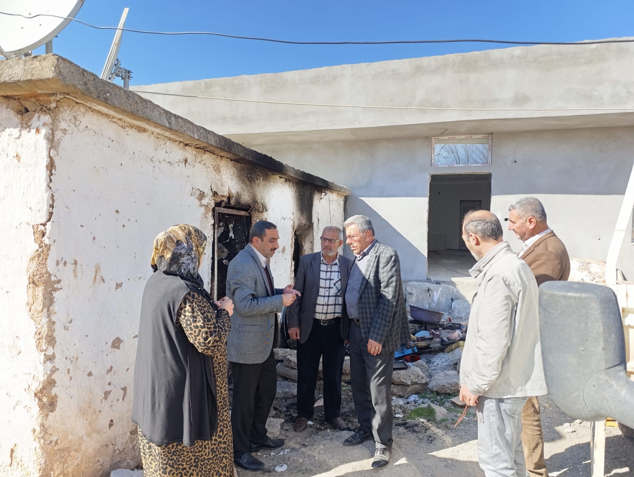 Umut Kervanı Çınar'dan evi yanan aileye yardım